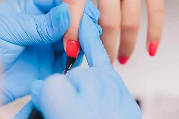 Mujer haciendo manicura en un salón de belleza. Primer plano de las manos. —  Fotos de Stock