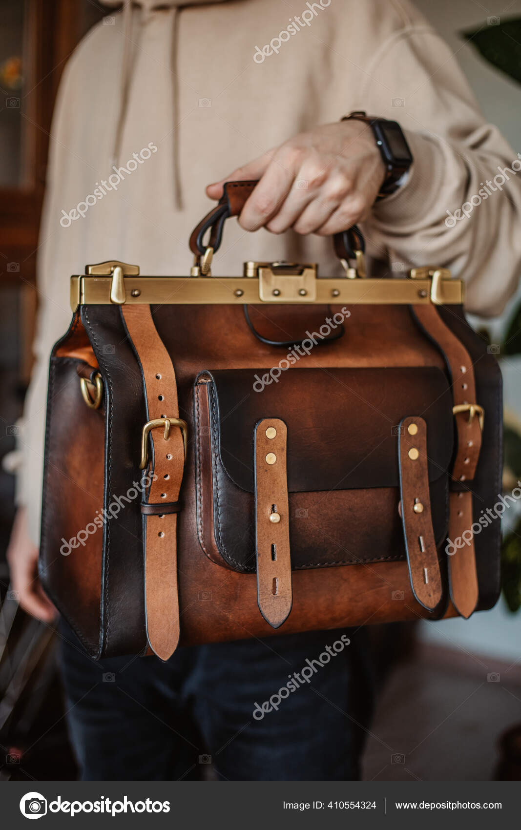 Morbosidad tifón Fanático Hombre de negocios con elegante maletín de cuero marrón.: fotografía de  stock © vershinin.photo #410554324 | Depositphotos