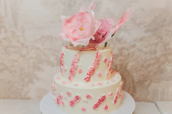 Bröllopstårta med blommor, fikon, makaroner och blåbär. — Stockfoto
