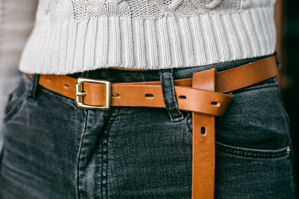 Man i jeans med trendigt läderbälte. — Stockfoto