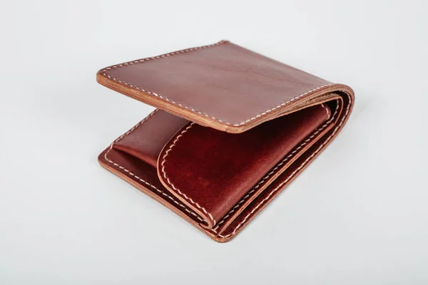 Billetera de cuero genuino color marrón sobre fondo blanco aislado. — Foto de Stock