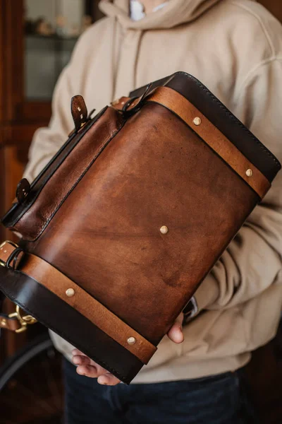 Деловой человек с элегантным коричневым кожаным портфелем. — стоковое фото