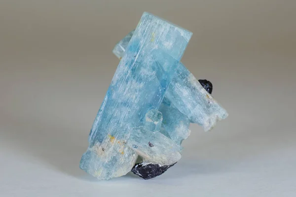 İnanılmaz renkli Kuvars Gökkuşağı Alev Mavisi Aqua Aura kristal kümesi yakın çekim makrosu beyaz arkaplanda izole edildi. — Stok fotoğraf