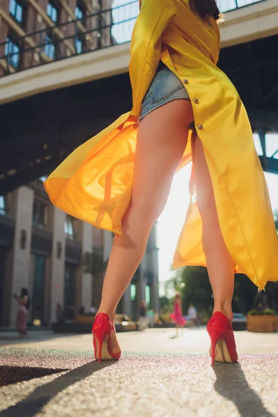 Отображение тенденций моды. Темноволосая привлекательная женщина в ярко-желтом пушистом плаще. — стоковое фото
