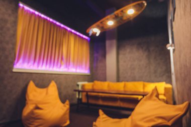 Modern ev oturma odasının mavi arka planında kanepe var..