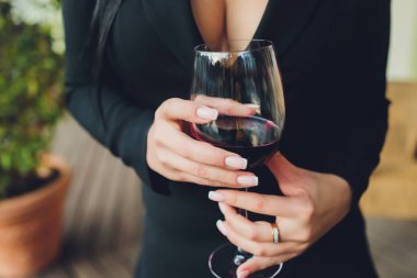 Gece saten elbisesiyle balkonda kıvırcık bukleli güzel esmer kadın..