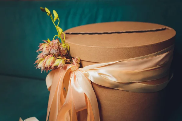 带有彩带和花朵的乡村圆形棕色礼品盒. — 图库照片