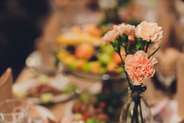 Накрытие стола на роскошный свадебный прием. Красивые цветы на столе. — стоковое фото