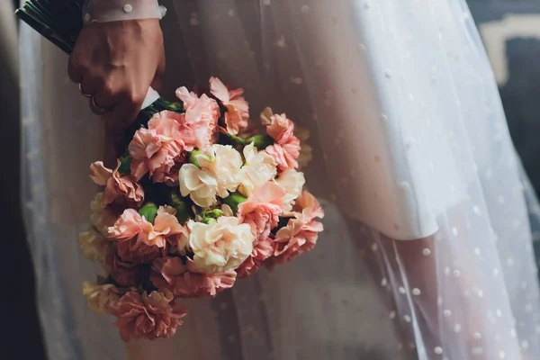 Noiva está segurando um lindo buquê de casamento. — Fotografia de Stock