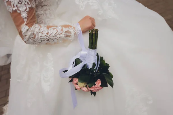 Bride is holding a beautiful wedding bouquet. — Stock Photo, Image