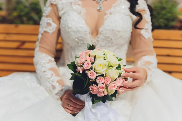 Novia está celebrando un hermoso ramo de bodas. — Foto de Stock