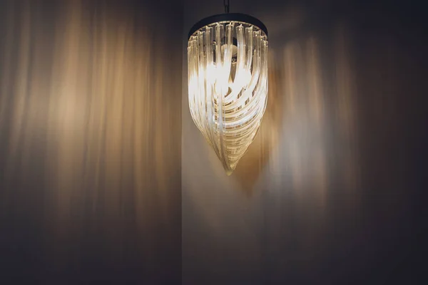 Vacker ljuskrona. Modern ljuskrona hängande under tak. — Stockfoto
