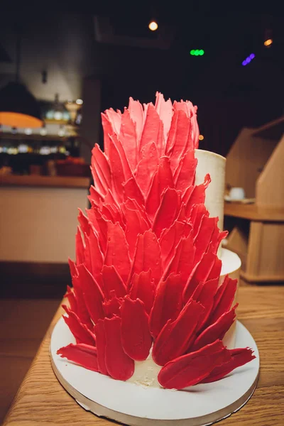 Bolo de casamento branco com flores e detalhes blueberrie.Wedding - bolo de casamento. — Fotografia de Stock