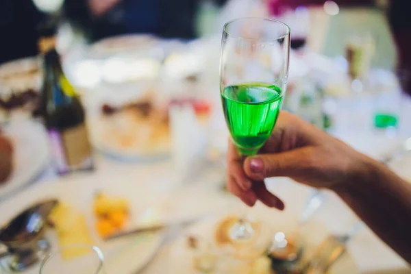 Detailní záběr skupiny lidí cinkání sklenice s vínem nebo šampaňské před pozadí bokeh. starší lidé ruce. — Stock fotografie