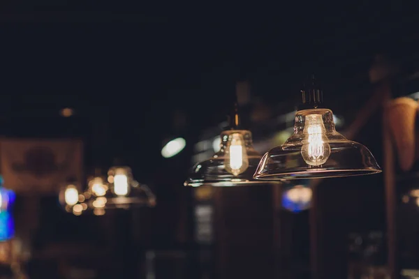 Luxo retro lâmpada decoração luminosa brilhando no escuro. — Fotografia de Stock