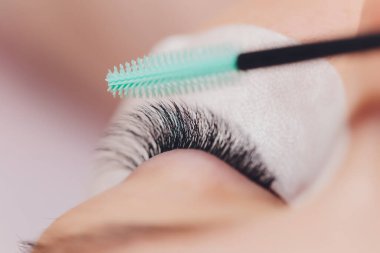 Uzun kirpikli kadın gözü. Kirpik Uzantısı.