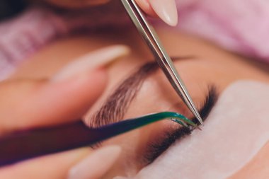 Uzun kirpikli kadın gözü. Kirpik Uzantısı.