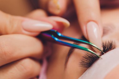 Uzun kirpikli kadın gözü. Kirpik Uzantısı.