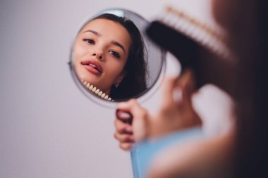 Diş hekimi hastaların diş gölgesiyle beyazlatma tedavisini karşılaştırıyor..