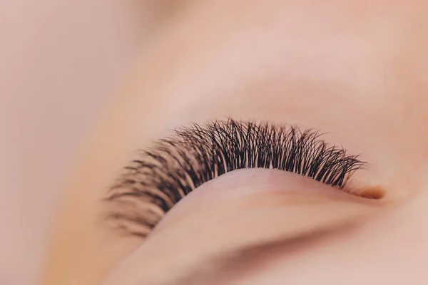 Frauenauge mit langen Wimpern. Wimpernverlängerung. — Stockfoto