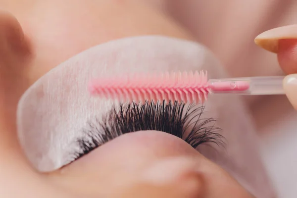 Frauenauge mit langen Wimpern. Wimpernverlängerung. — Stockfoto