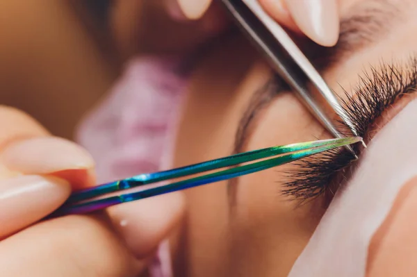 Frauenauge mit langen Wimpern. Wimpernverlängerung. — Stockfoto