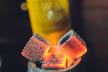 Nargile için kömür. Nargile kasesinde yanan kömür..