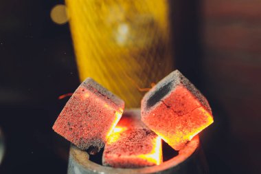 Nargile için kömür. Nargile kasesinde yanan kömür..