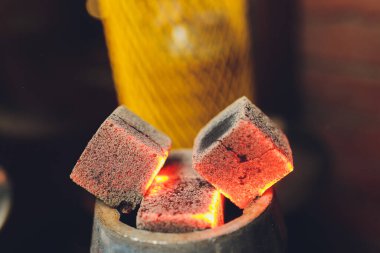 Nargile için kömür. Nargile kasesinde yanan kömür..