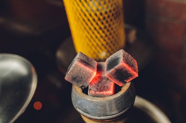 Nargile için kömür. Nargile kasesinde yanan kömür..