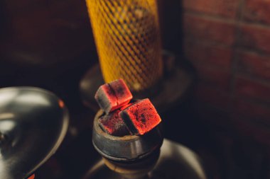 Nargile için kömür. Nargile kasesinde yanan kömür..