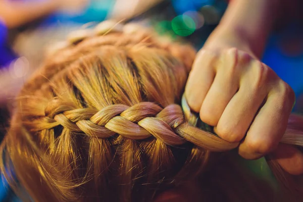 Processen att fläta mästaren väver flätor på hennes huvud blond liten flicka i skönhetssalong på nära håll. Professionell hårvård och skapa frisyrer. — Stockfoto