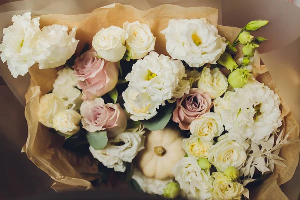 Een bloemenboeket met veel verschillende bloemen. — Stockfoto