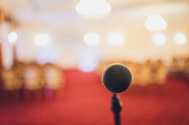 Ön taraftaki mikrofon koridorda bulanıklaştı. Sahnede mikrofon var. Tören salonda..