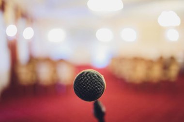 Ön taraftaki mikrofon koridorda bulanıklaştı. Sahnede mikrofon var. Tören salonda..