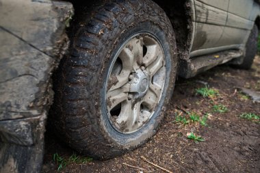 Çamurlu bir yolu olan kırsal bir arazide tekerlek yakın..