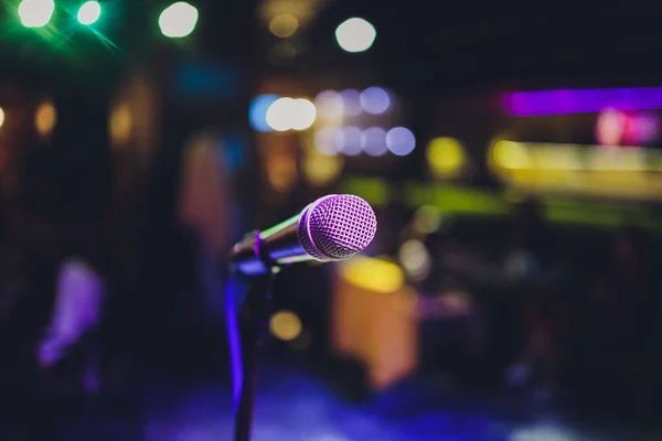 Detailní záběr mikrofonu v koncertním sále nebo konferenční místnosti. — Stock fotografie