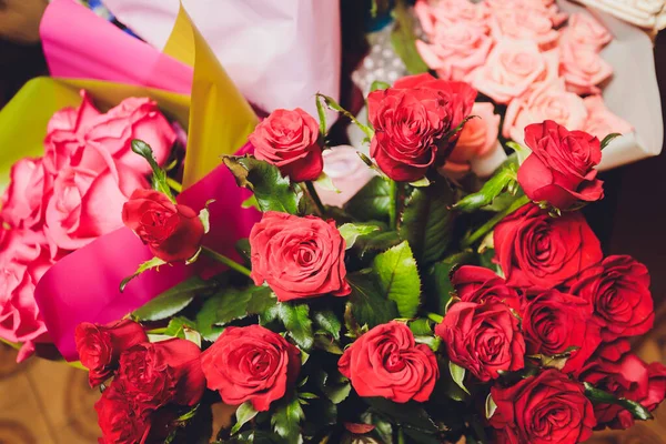 Bir sürü farklı çiçekli bir çiçek buketi.