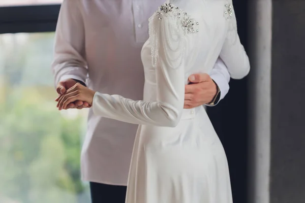 Εθνικός γάμος. Νύφη και γαμπρός. Γαμήλιο μουσουλμανικό ζευγάρι κατά τη διάρκεια της τελετής του γάμου. Μουσουλμανικός γάμος. — Φωτογραφία Αρχείου