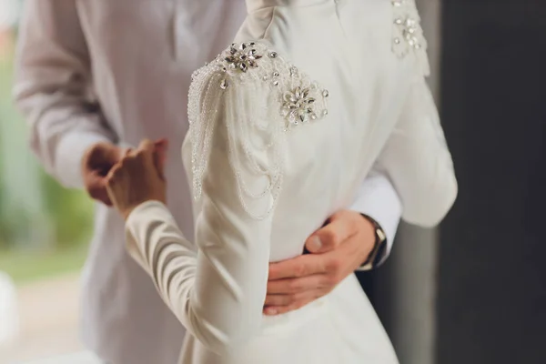 Национальная свадьба. Жених и невеста. Свадебная мусульманская пара во время бракосочетания. Мусульманский брак. — стоковое фото