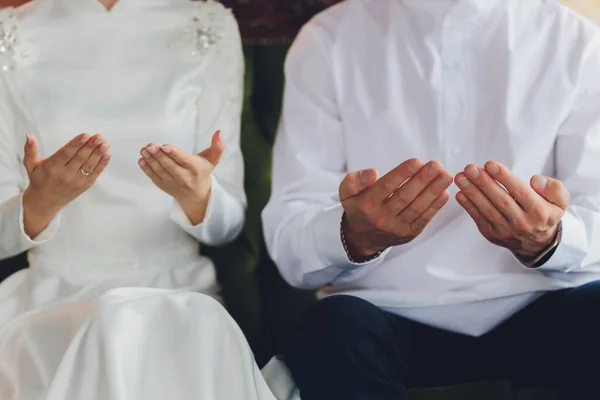 Ulusal düğün. Gelin ve damat. Evlilik töreni sırasında Müslüman bir çift. Müslüman evliliği. — Stok fotoğraf