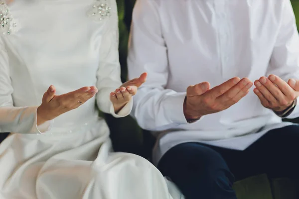 Ulusal düğün. Gelin ve damat. Evlilik töreni sırasında Müslüman bir çift. Müslüman evliliği. — Stok fotoğraf