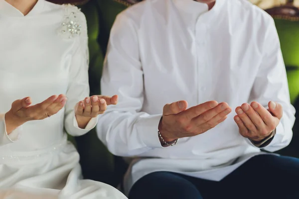 Ulusal düğün. Gelin ve damat. Evlilik töreni sırasında Müslüman bir çift. Müslüman evliliği. — Stok fotoğraf