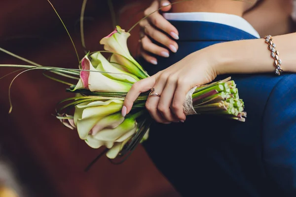 Свадебный букет белых лилий модный крупный план в руках. — стоковое фото