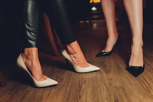 Businesswoman standing out of the crowd female feet close-up. — Stock Photo, Image