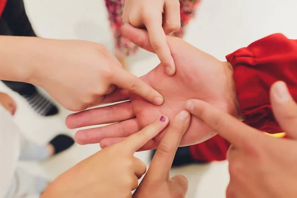 Primer plano del gesto de cinco manos, símbolo de celebración o saludo común, personas que planean alcanzar su objetivo, se abofetean mutuamente para empezar a trabajar juntos. Concepto de éxito y trabajo en equipo. —  Fotos de Stock