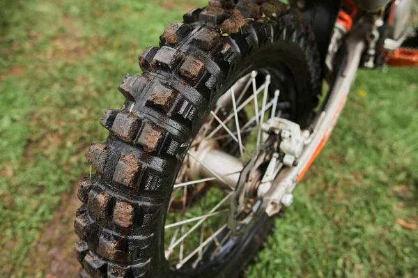 Primer plano de la rueda trasera fangosa de la bicicleta de tierra, detalles. —  Fotos de Stock