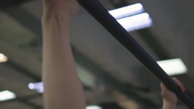 Spor salonunda antrenman yapan genç bir kadın..