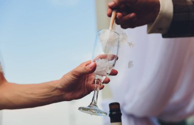 Şampanyayı bardağa dökme süreci.