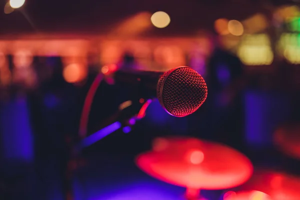 Close-up van microfoon in concertzaal of vergaderzaal. — Stockfoto